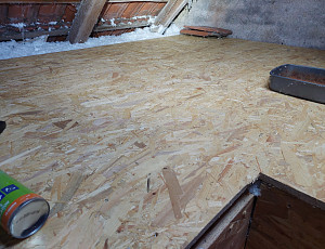 Zateplení stropu rodinného domu pomocí foukané izolace